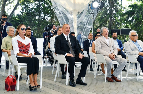 Prezident və xanımı Müslüm Maqomayevin abidəsinin açılışında iştirak etdilər — YENİLƏNİB Prezident və xanımı Müslüm Maqomayevin abidəsinin açılışında iştirak etdilər — YENİLƏNİB