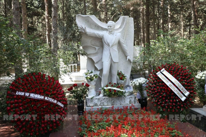 İlham Əliyev və Mehriban Əliyeva Müslüm Maqomayevin anım mərasiminə əklil göndərdi — FOTO