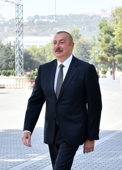 Prezident və xanımı Müslüm Maqomayevin abidəsinin açılışında iştirak etdilər — YENİLƏNİB Prezident və xanımı Müslüm Maqomayevin abidəsinin açılışında iştirak etdilər — YENİLƏNİB