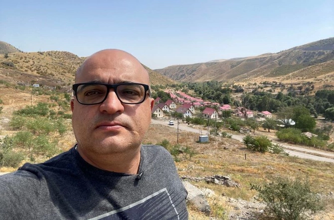 Eynulla Fətullayev “Laçın dəhlizi”ndən keçdi: “Zabux kəndindəyəm!”(FOTO)