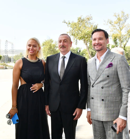Prezident və xanımı Müslüm Maqomayevin abidəsinin açılışında iştirak etdilər — YENİLƏNİB Prezident və xanımı Müslüm Maqomayevin abidəsinin açılışında iştirak etdilər — YENİLƏNİB