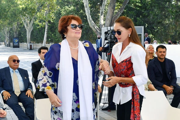 Prezident və xanımı Müslüm Maqomayevin abidəsinin açılışında iştirak etdilər — YENİLƏNİB Prezident və xanımı Müslüm Maqomayevin abidəsinin açılışında iştirak etdilər — YENİLƏNİB
