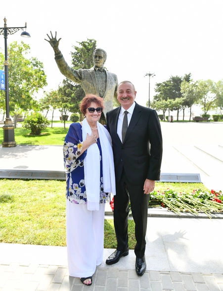 Prezident və xanımı Müslüm Maqomayevin abidəsinin açılışında iştirak etdilər — YENİLƏNİB Prezident və xanımı Müslüm Maqomayevin abidəsinin açılışında iştirak etdilər — YENİLƏNİB