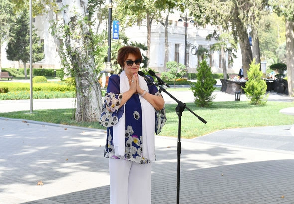 Prezident və xanımı Müslüm Maqomayevin abidəsinin açılışında iştirak etdilər — YENİLƏNİB Prezident və xanımı Müslüm Maqomayevin abidəsinin açılışında iştirak etdilər — YENİLƏNİB