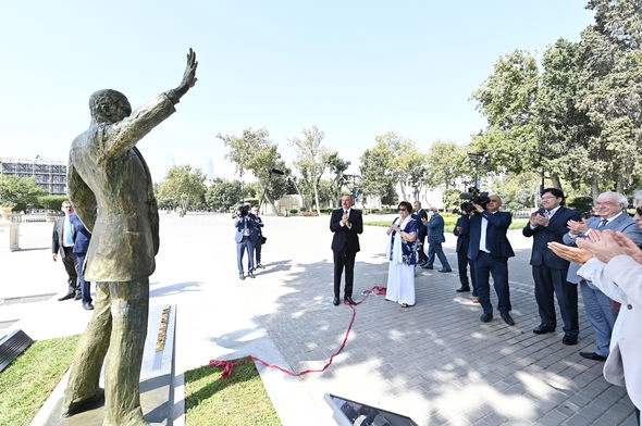 Prezident və xanımı Müslüm Maqomayevin abidəsinin açılışında iştirak etdilər — YENİLƏNİB Prezident və xanımı Müslüm Maqomayevin abidəsinin açılışında iştirak etdilər — YENİLƏNİB