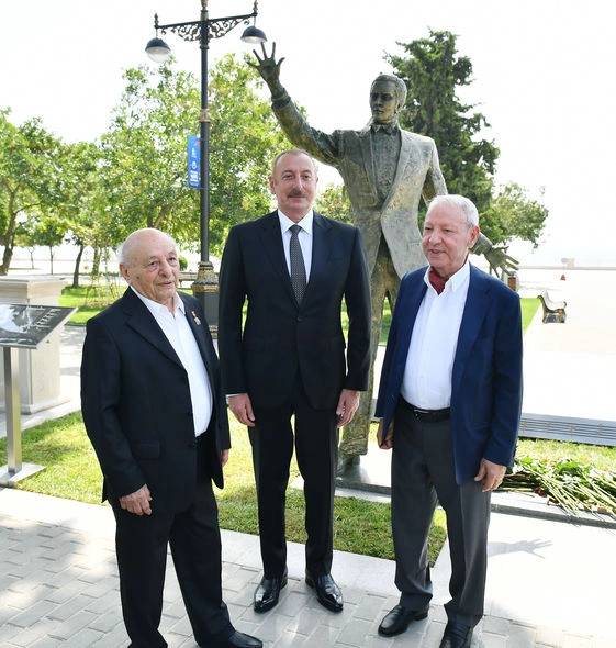 Prezident və xanımı Müslüm Maqomayevin abidəsinin açılışında iştirak etdilər — YENİLƏNİB Prezident və xanımı Müslüm Maqomayevin abidəsinin açılışında iştirak etdilər — YENİLƏNİB