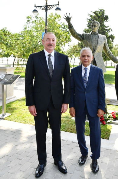Prezident və xanımı Müslüm Maqomayevin abidəsinin açılışında iştirak etdilər — YENİLƏNİB Prezident və xanımı Müslüm Maqomayevin abidəsinin açılışında iştirak etdilər — YENİLƏNİB