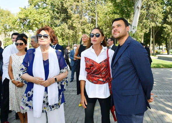 Prezident və xanımı Müslüm Maqomayevin abidəsinin açılışında iştirak etdilər — YENİLƏNİB Prezident və xanımı Müslüm Maqomayevin abidəsinin açılışında iştirak etdilər — YENİLƏNİB
