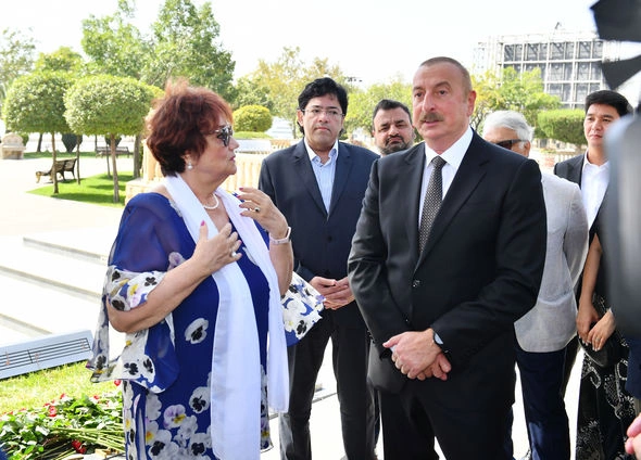 Prezident və xanımı Müslüm Maqomayevin abidəsinin açılışında iştirak etdilər — YENİLƏNİB Prezident və xanımı Müslüm Maqomayevin abidəsinin açılışında iştirak etdilər — YENİLƏNİB