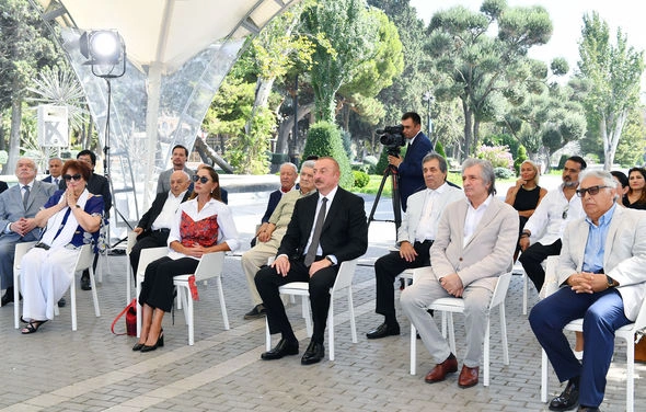 Prezident və xanımı Müslüm Maqomayevin abidəsinin açılışında iştirak etdilər — YENİLƏNİB Prezident və xanımı Müslüm Maqomayevin abidəsinin açılışında iştirak etdilər — YENİLƏNİB