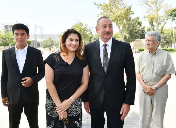 Prezident və xanımı Müslüm Maqomayevin abidəsinin açılışında iştirak etdilər — YENİLƏNİB Prezident və xanımı Müslüm Maqomayevin abidəsinin açılışında iştirak etdilər — YENİLƏNİB