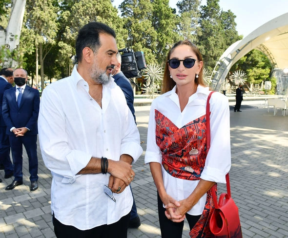 Prezident və xanımı Müslüm Maqomayevin abidəsinin açılışında iştirak etdilər — YENİLƏNİB Prezident və xanımı Müslüm Maqomayevin abidəsinin açılışında iştirak etdilər — YENİLƏNİB