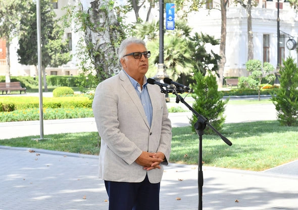 Prezident və xanımı Müslüm Maqomayevin abidəsinin açılışında iştirak etdilər — YENİLƏNİB Prezident və xanımı Müslüm Maqomayevin abidəsinin açılışında iştirak etdilər — YENİLƏNİB
