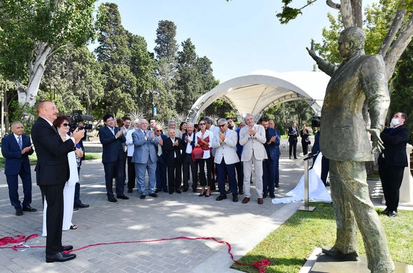 Prezident və xanımı Müslüm Maqomayevin abidəsinin açılışında iştirak etdilər — YENİLƏNİB Prezident və xanımı Müslüm Maqomayevin abidəsinin açılışında iştirak etdilər — YENİLƏNİB