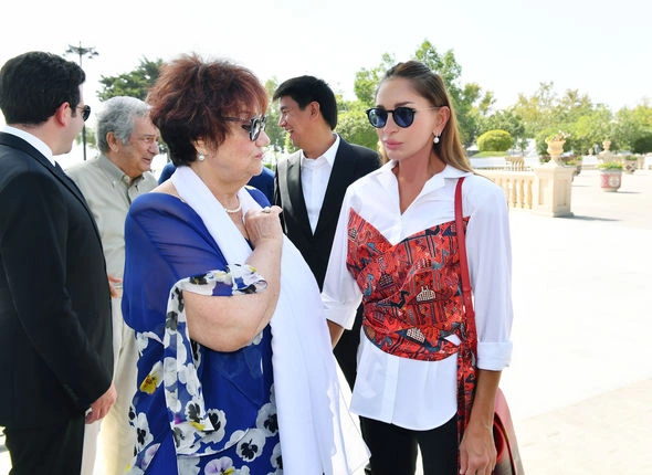 Prezident və xanımı Müslüm Maqomayevin abidəsinin açılışında iştirak etdilər — YENİLƏNİB Prezident və xanımı Müslüm Maqomayevin abidəsinin açılışında iştirak etdilər — YENİLƏNİB