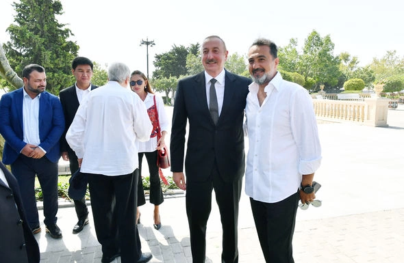 Prezident və xanımı Müslüm Maqomayevin abidəsinin açılışında iştirak etdilər — YENİLƏNİB Prezident və xanımı Müslüm Maqomayevin abidəsinin açılışında iştirak etdilər — YENİLƏNİB
