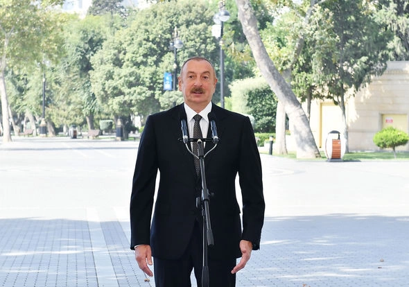 Prezident və xanımı Müslüm Maqomayevin abidəsinin açılışında iştirak etdilər — YENİLƏNİB Prezident və xanımı Müslüm Maqomayevin abidəsinin açılışında iştirak etdilər — YENİLƏNİB