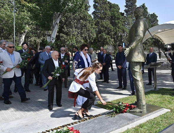 Prezident və xanımı Müslüm Maqomayevin abidəsinin açılışında iştirak etdilər — YENİLƏNİB Prezident və xanımı Müslüm Maqomayevin abidəsinin açılışında iştirak etdilər — YENİLƏNİB