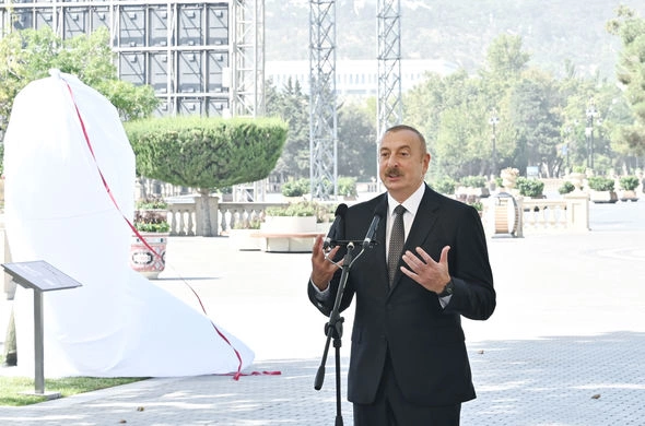 Prezident və xanımı Müslüm Maqomayevin abidəsinin açılışında iştirak etdilər — YENİLƏNİB Prezident və xanımı Müslüm Maqomayevin abidəsinin açılışında iştirak etdilər — YENİLƏNİB