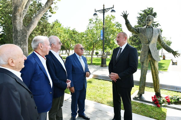 Prezident və xanımı Müslüm Maqomayevin abidəsinin açılışında iştirak etdilər — YENİLƏNİB Prezident və xanımı Müslüm Maqomayevin abidəsinin açılışında iştirak etdilər — YENİLƏNİB