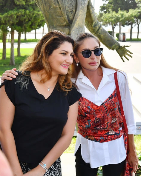 Prezident və xanımı Müslüm Maqomayevin abidəsinin açılışında iştirak etdilər — YENİLƏNİB Prezident və xanımı Müslüm Maqomayevin abidəsinin açılışında iştirak etdilər — YENİLƏNİB