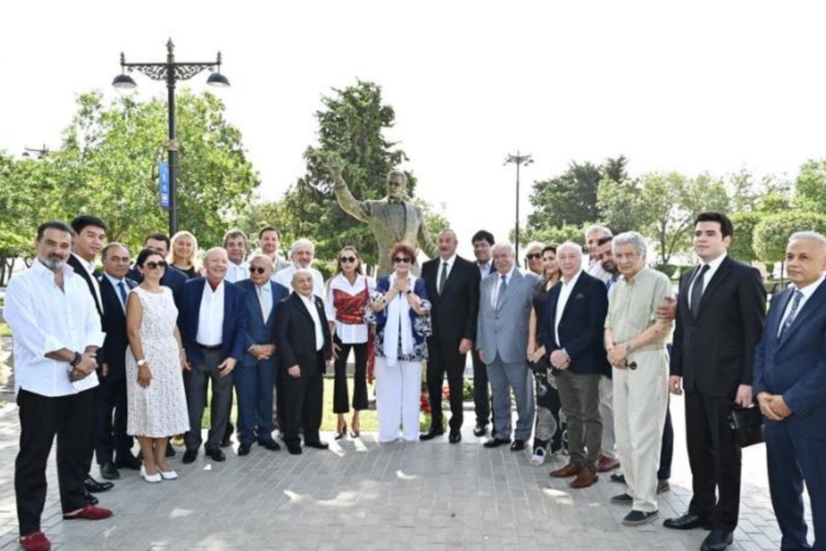 Prezident və xanımı Müslüm Maqomayevin abidəsinin açılışında iştirak etdilər — YENİLƏNİB