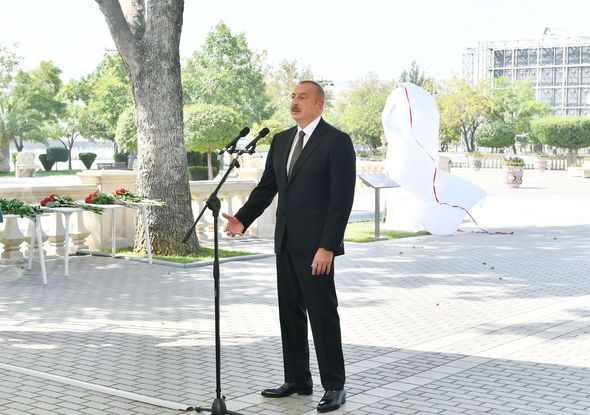 Prezident və xanımı Müslüm Maqomayevin abidəsinin açılışında iştirak etdilər — YENİLƏNİB Prezident və xanımı Müslüm Maqomayevin abidəsinin açılışında iştirak etdilər — YENİLƏNİB