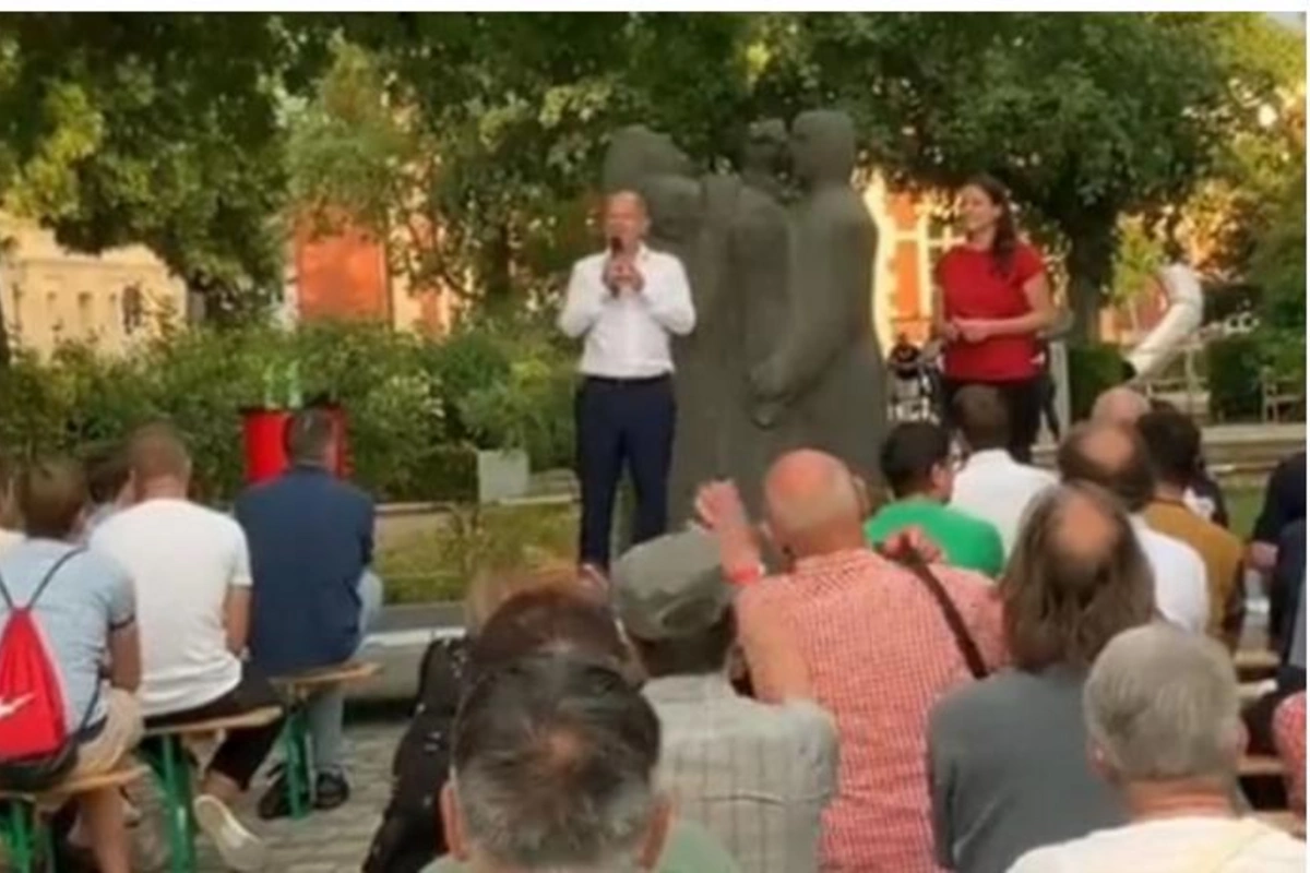 Almaniya kansleri çıxışı zamanı fitə basıldı — VİDEO