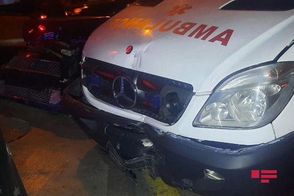 Bakıda təcili yardım maşını qəzaya düşdü — FOTOLAR Bakıda təcili yardım maşını qəzaya düşdü — FOTOLAR