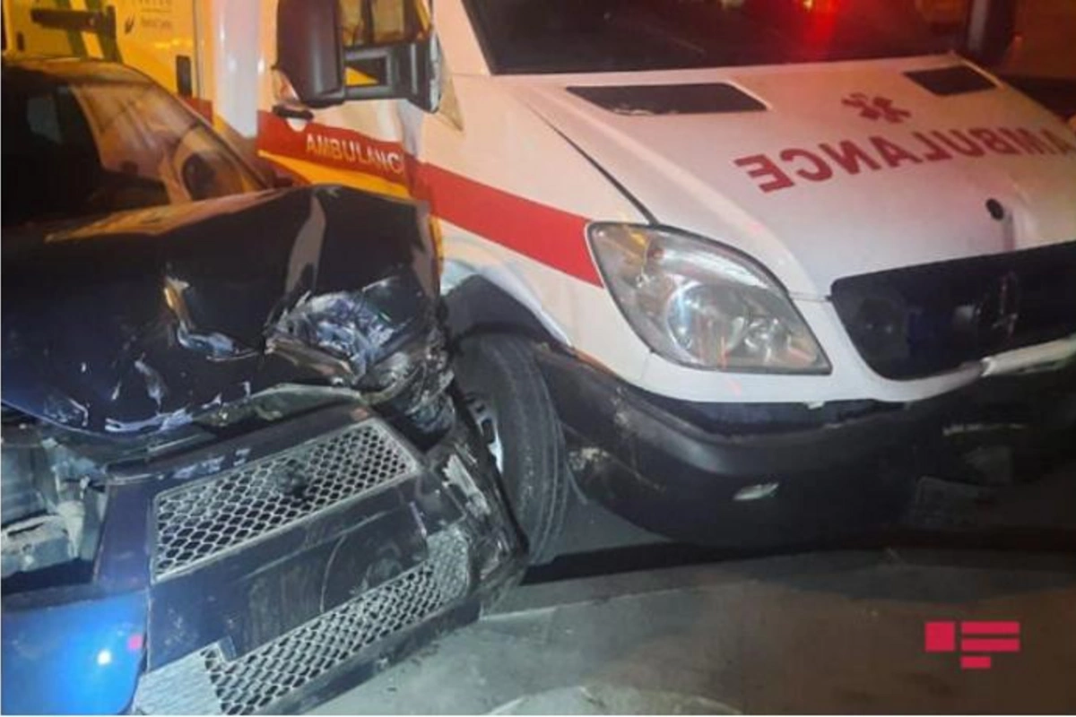 Bakıda təcili yardım maşını qəzaya düşdü — FOTOLAR