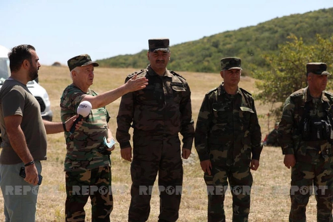 Siyəzəndə baş verən yanğın söndürülür, hadisə yerinə nazir müavini gəldi — FOTOLAR Siyəzəndə baş verən yanğın söndürülür, hadisə yerinə nazir müavini gəldi — FOTOLAR