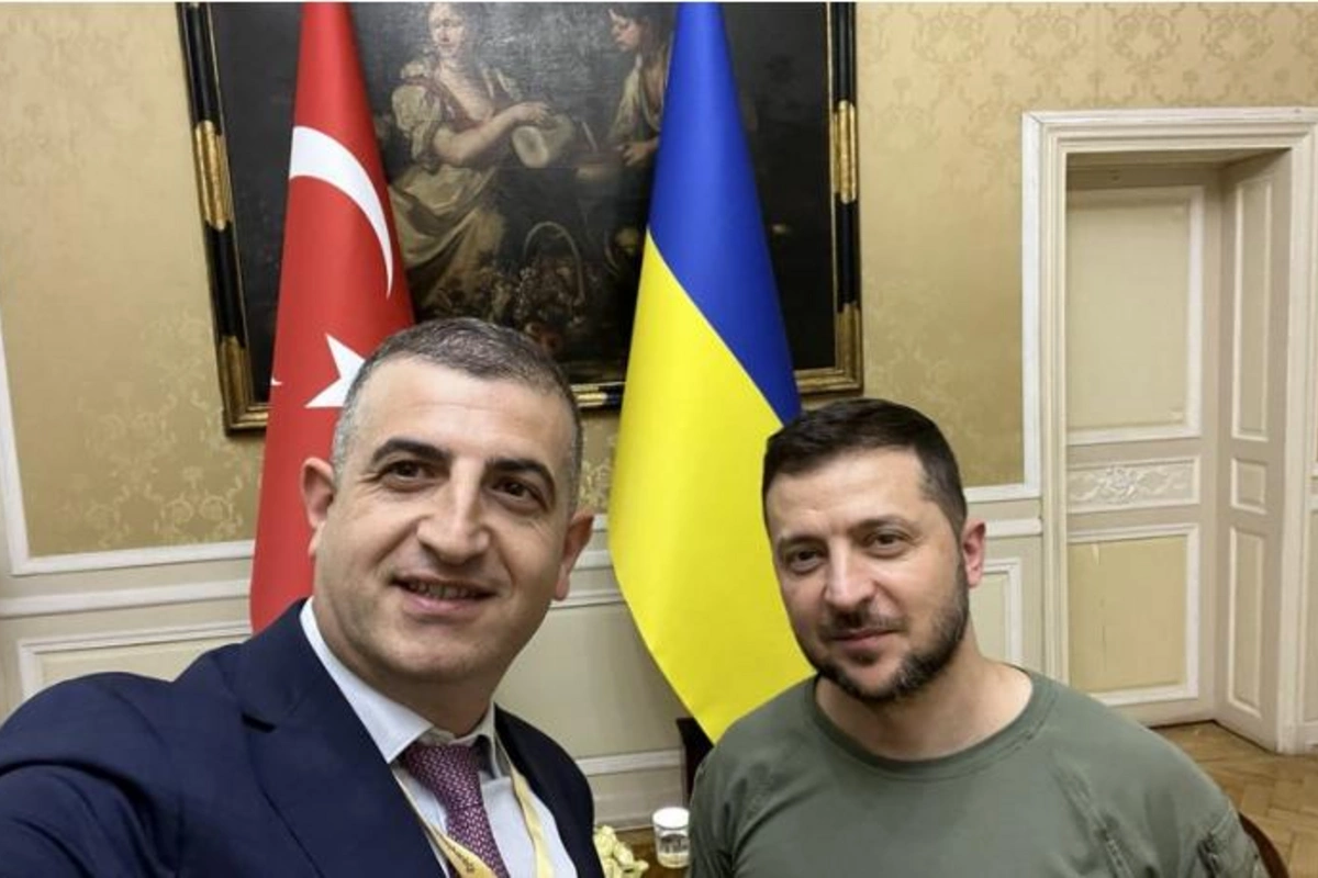 Zelenski Haluk Bayraktarı təltif etdi