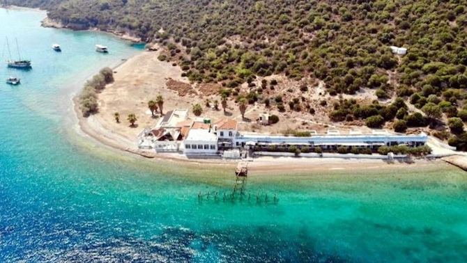 Yunan qadın ildə 600 min turistin gəldiyi adanı Türkiyədən almaq istəyir — FOTOLAR Yunan qadın ildə 600 min turistin gəldiyi adanı Türkiyədən almaq istəyir — FOTOLAR