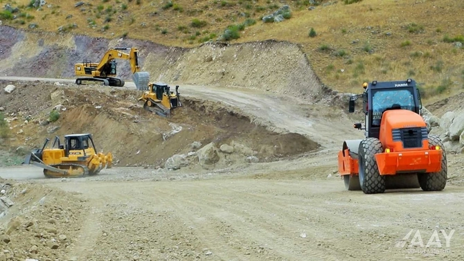 Azərbaycan Ermənistanla sərhəddə yeni yol inşa edir — FOTOLAR