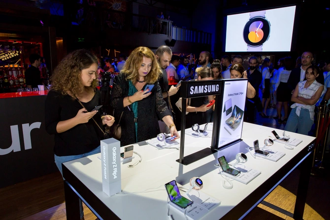 Ulduzların əhatəsində Samsung-un təqdimatı! — FOTOLAR Ulduzların əhatəsində Samsung-un təqdimatı! — FOTOLAR