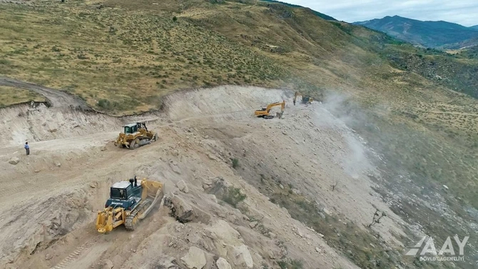 Azərbaycan Ermənistanla sərhəddə yeni yol inşa edir — FOTOLAR