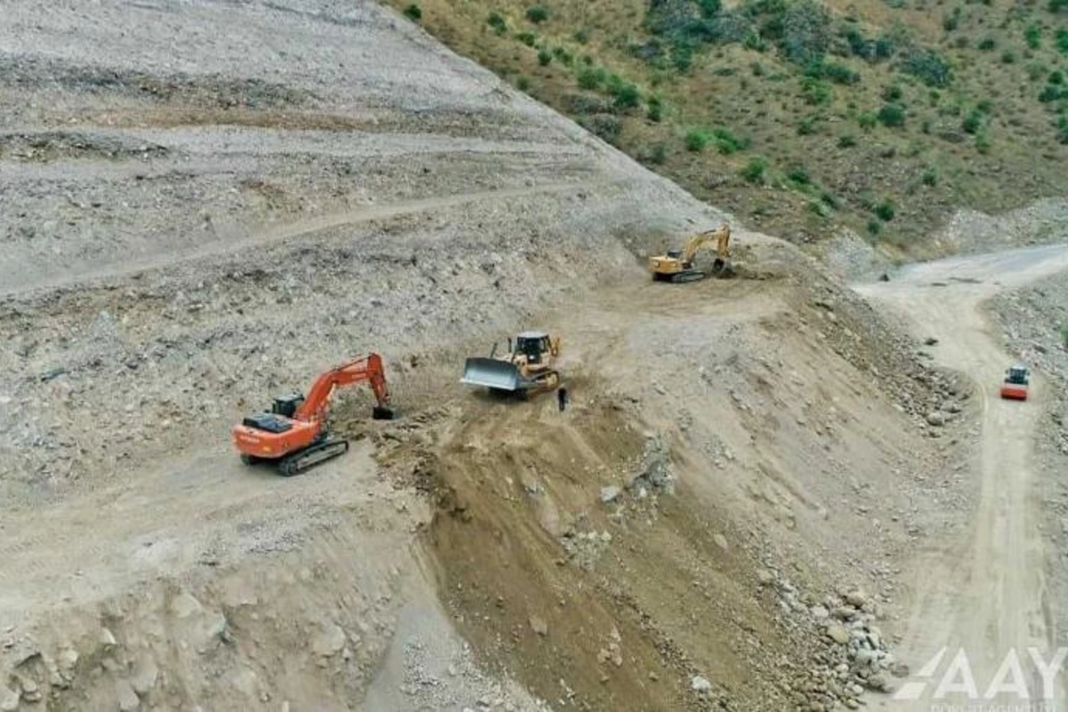 Azərbaycan Ermənistanla sərhəddə yeni yol inşa edir — FOTOLAR