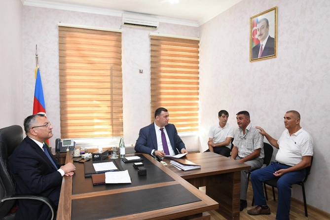 Dövlət Komitəsinin sədri vətəndaşları qəbul etdi — FOTOLAR