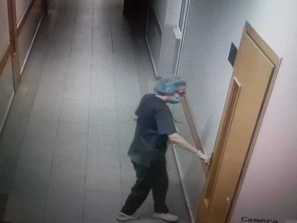 Qadın xadimə geyimində xəstəxanadakı vətəndaşları soydu — FOTOLAR Qadın xadimə geyimində xəstəxanadakı vətəndaşları soydu — FOTOLAR