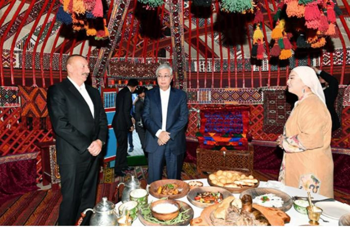 İlham Əliyevlə Tokayev Dənizkənarı Parkda “Qazax yurtası” ilə tanış oldular — FOTOLAR