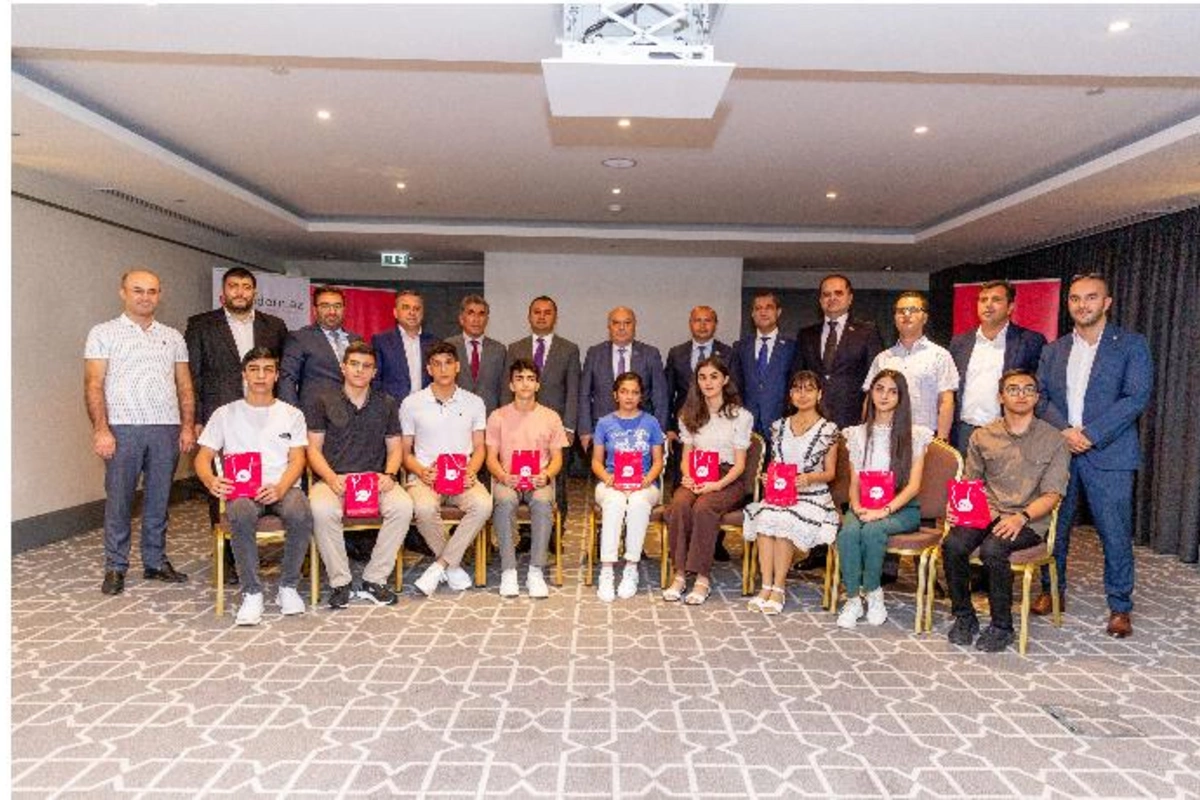Ən yüksək nəticə göstərən abituriyentlər mükafatlandırıldı — FOTOLAR