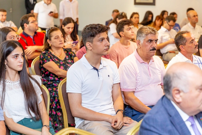 Ən yüksək nəticə göstərən abituriyentlər mükafatlandırıldı — FOTOLAR Ən yüksək nəticə göstərən abituriyentlər mükafatlandırıldı — FOTOLAR