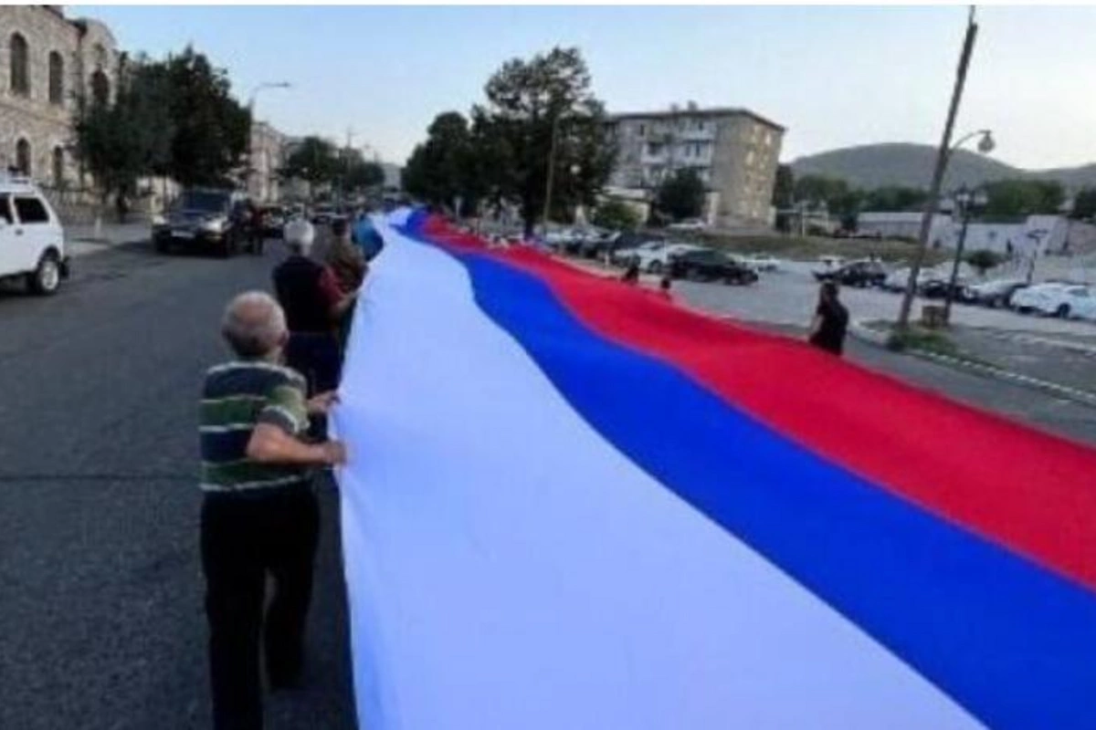 Xankəndi küçələrində 100 metrlik Rusiya bayrağı ilə aksiya