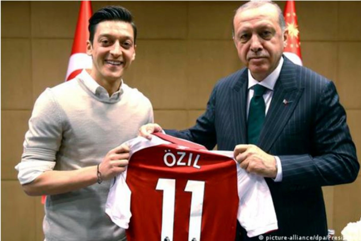 Ərdoğan Mesut Özilə saat hədiyyə etdi — FOTO