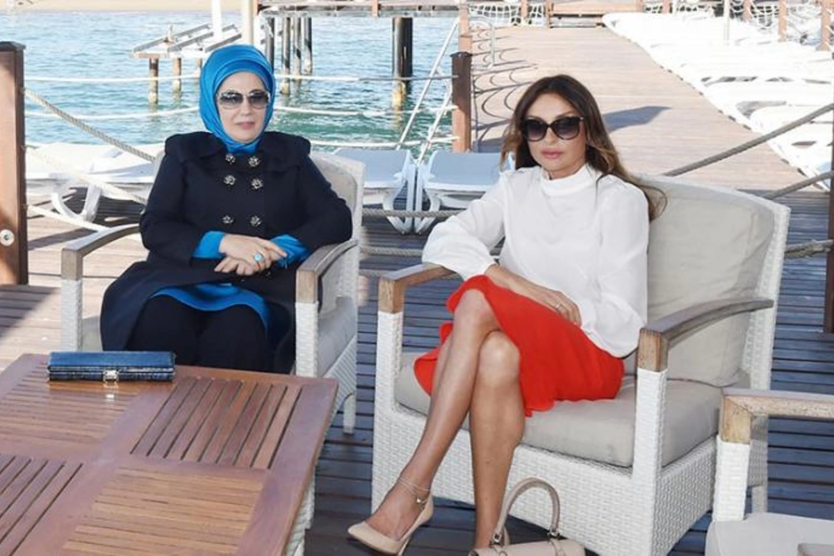 Əminə Ərdoğan Mehriban Əliyevanı təbrik etdi