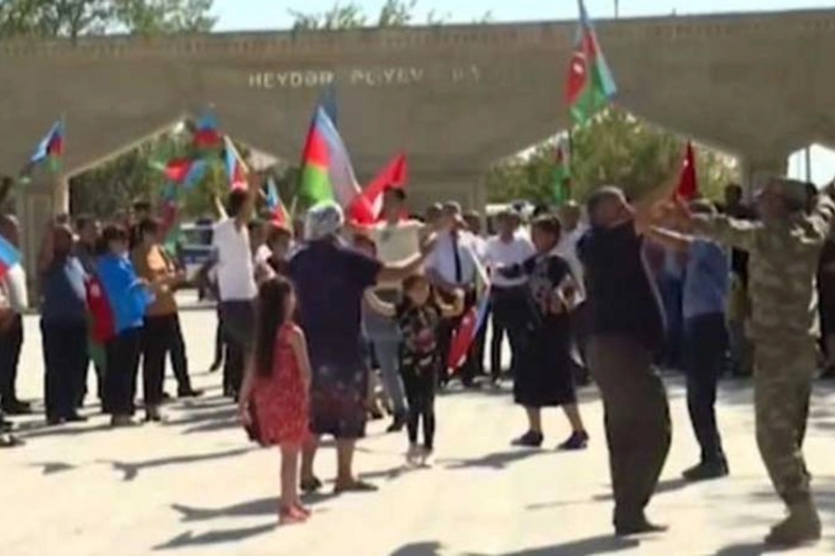 Ağcabədidə məskunlaşan laçınlılar doğma torpaqlarına qayıdacaqlarını toy-bayramla qeyd edirlər — VİDEO