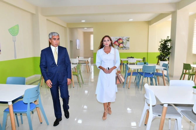 Mehriban Əliyeva Bakıda orta məktəb və körpələr evi-uşaq bağçasının açılışlarında — FOTOLAR Mehriban Əliyeva Bakıda orta məktəb və körpələr evi-uşaq bağçasının açılışlarında — FOTOLAR