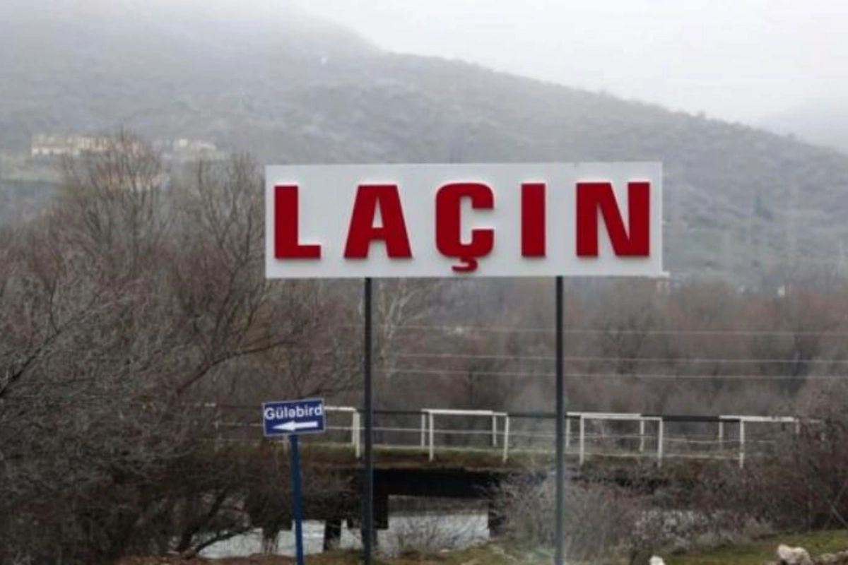 Laçının girişindəki lövhə söküldü — FOTO/VİDEO