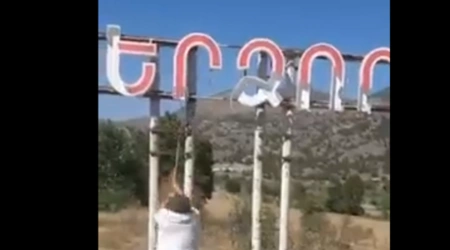 Laçının girişindəki lövhə söküldü — FOTO/VİDEO