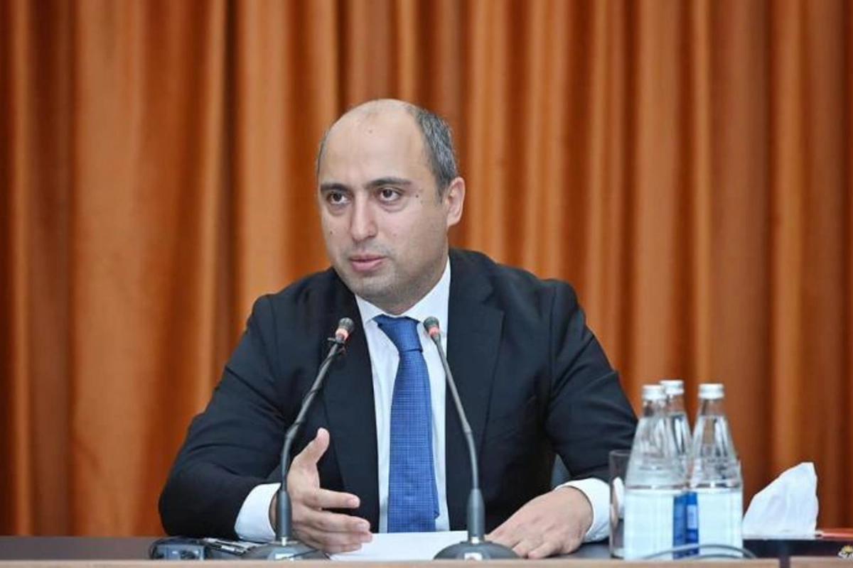 “Məktəblərin strukturuna yenidən baxılmalıdır” — Emin Əmrullayev